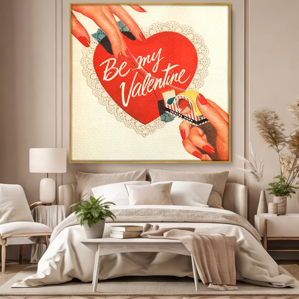 Tablou canvas cu ilustratie retro cu maini si inima, in rama de aluminiu auriu, pe perete intr-un dormitor